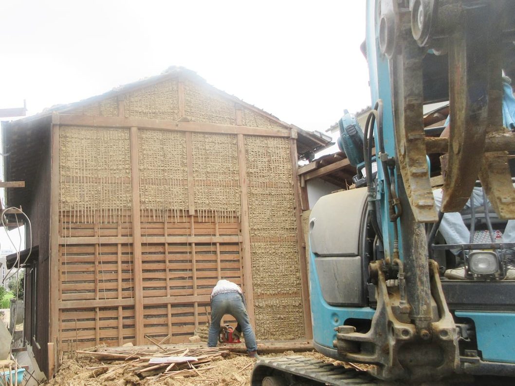 解体工事の作業風景